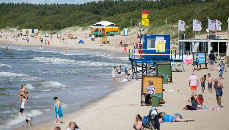 Į Palangą sugrįžo vasara: bangos nebeplauna paplūdimio ir tualeto, žmonės maudosi