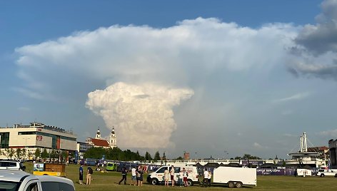 Iš Vilniaus danguje užfiksuotas grybo formos debesis