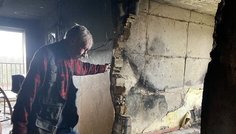 Penktadienio naktį dėl gaisro kaimynės kambaryje evakuoti bendrabučio gyventojai bandė skaičiuoti nuostolius.