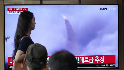 Šiaurės Korėja į jūrą paleido dvi balistines raketas
