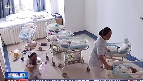 Slaugytojos per žemės drebėjimą Kinijoje griebė saugoti naujagimius