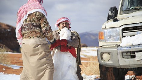 Saudo Arabijos gyventojai nedažnai turi galimybę pasidžiaugti sniegu.