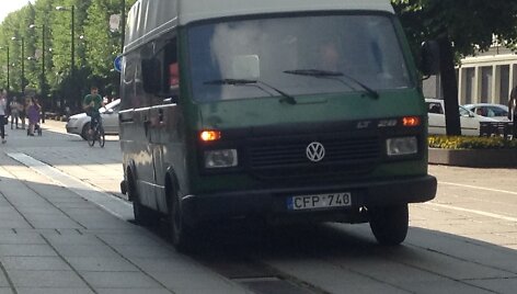 Laisvės alėjoje įstrigęs automobilis