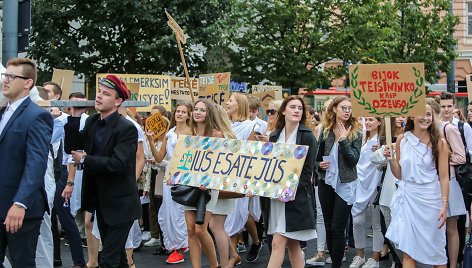 Vilniaus universiteto darbuotojų, studentų ir alumnų eisena į VU rūmus