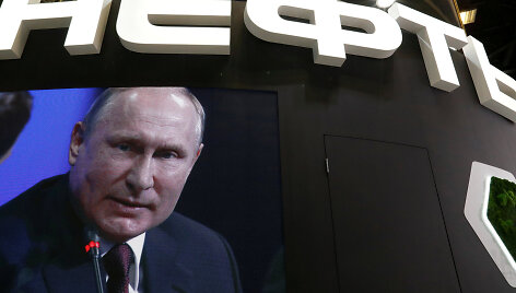 Rusijos prezidentas V. Putinas matomas ekrane Rusijos valstybinės naftos bendrovės "Rosneft" stende Sankt Peterburgo tarptautinio ekonomikos forumo metu