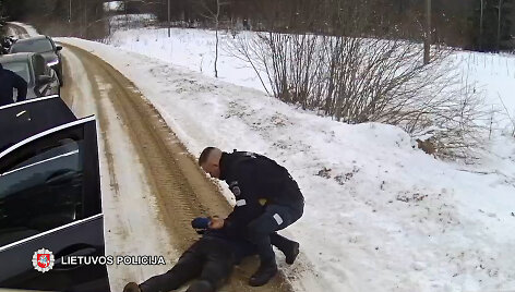 Du vyrai ir viena moteris, jau žinomi pareigūnams, buvo sulaikyti pirmadienį, kai, kaip įtariama, sukčiaudami i&scaron; močiutės Veiviržėnuose i&scaron;viliojo 700 eurų.