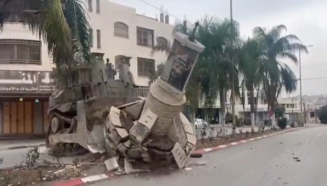 Izraelis buldozeriais griauna paminklus Yasserui Arafatui Vakarų Krante