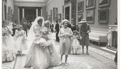 Princesė Diana, ant rankų laikanti Clementine Hambro, ir karalienė Elizabeth II Bakingamo rūmuose (1981 m.)