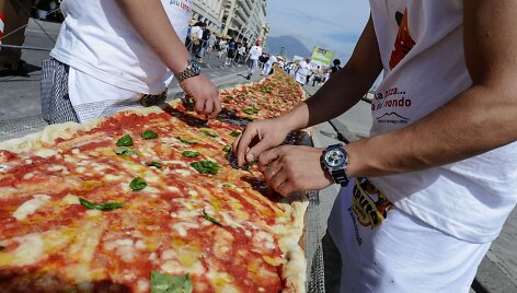 Neapolyje i&scaron;kepta 2 km ilgio pica