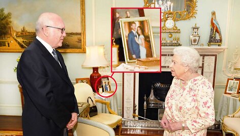 Ant karalienės Elizabeth II stalelio &ndash; nematyta anūko Harry ir jo žmonos Meghan nuotrauka