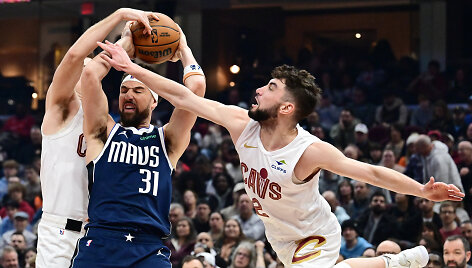 Klay Thompsonas su kamuoliu