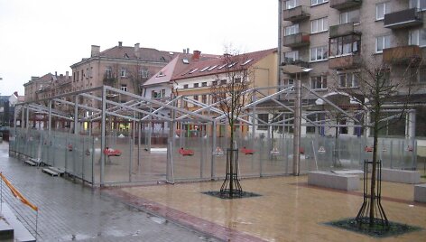 Lauko kavinės veiklą M.Mažvydo alėjoje baigė, tačiau i&scaron;ardyti pavėsines delsia. 