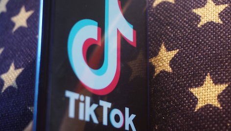 JAV vėliava ir TikTok logotipas matomi Hangdžou / IMAGO/CFOTO / IMAGO/CFOTO