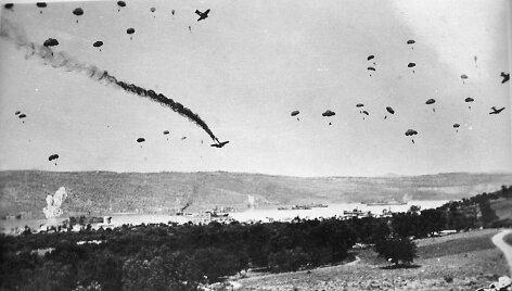 Vokiečių para&scaron;iutininkai leidžiasi Kretoje (1941 m. gegužė)
