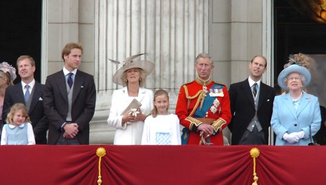 Britų karališkoji šeima (iš kairės): lordas Ivaras Mountbattenas, princas Williamas, Kornvalio hercogienė Camilla, Ivaro Mountbatteno dukra Ella, princas Charlesas, princas Edwardas ir karalienė Elizabeth II (2005 m.)