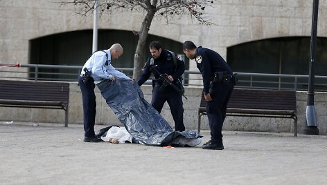 Izraelio policininkai prie nu&scaron;auto palestiniečio kūno