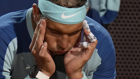 Nemalonūs vaizdai: niekur nedingstanti trauma eliminavo R.Nadalį iš turnyro Romoje