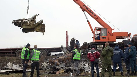 Iš katastrofos vietos šalinamos „Malaysian Airlines“ lėktuvo nuolaužos