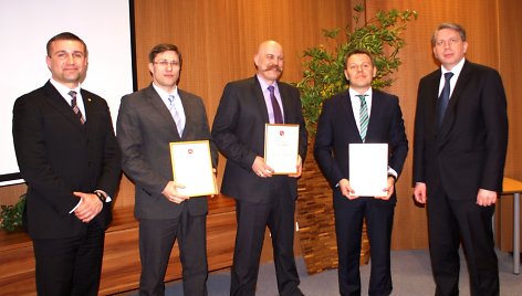 Išskirtinai vyrišką „Metų prokurorų“ laimėtojų kompaniją (viduryje iš kairės): A.Stanislovaitį, Z.Tuliševskį ir V.Kukaitį pasveikino generalinis prokuroras D.Valys (dešinėje) ir konkurso iniciatorius prokuroras S.Galminas(kairėje), įteikdami garbės raštus ir vardines dovanas.