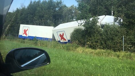 &bdquo;Maxima&ldquo; vilkikas atsidūrė greitkelio griovyje