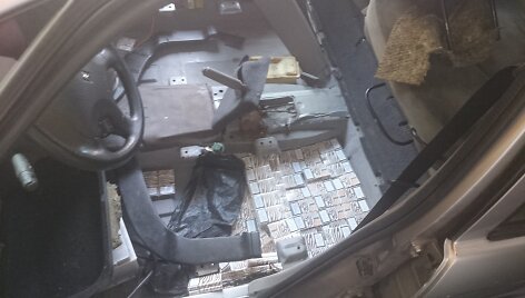 Cigarečių slėptuvė automobilio korpuse