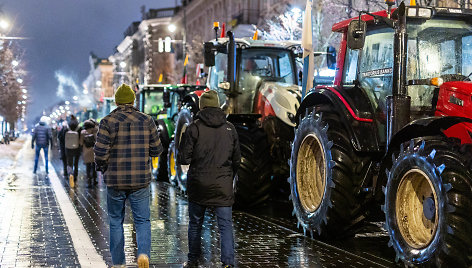 Mitinguojantys ūkininkai trečiadienio vakarą