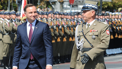 Karinis paradą Var&scaron;uvoje sveikina prezidentas A.Duda
