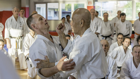 Aivaras Engelaitis (kairėje) su savo mokytoju Sensei Taira iš Okinavos