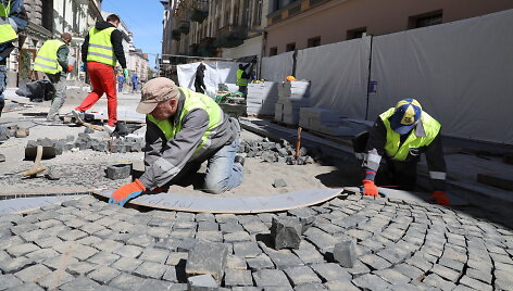Konstruojamoje Vilniaus gatvėje jau klojama trinkelių danga