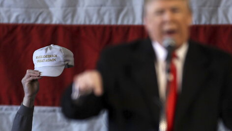 D.Trumpas ir kepuraitė su jo kampanijos &scaron;ūkiu.