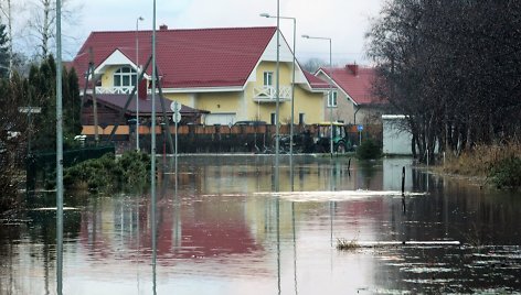 Išsiliejusi iš krantų Danės upė pasiekė gyventojų namus.