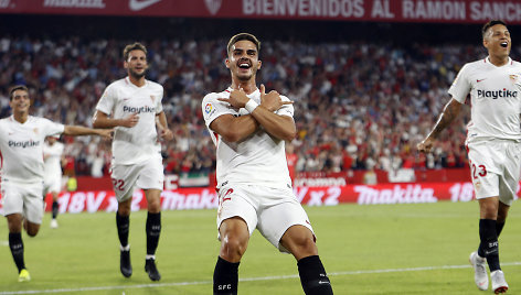 Andre Silva švenčia įvartį į Madrido „Real“ vartus.