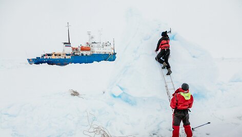 Antarktidoje įstrigęs laivas &bdquo;Akademik &Scaron;okalskij&ldquo;