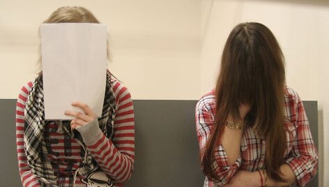  &Scaron;iaulietės gimnazistės Viktorija Vaitiekaitytė ir Viktorija Lietuvninkaitė teismui duoti parodymus panoro po medicinos ekspertų i&scaron;vadų.