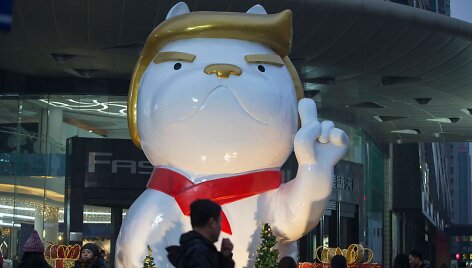 Donaldą Trumpą pa&scaron;iepianti &scaron;uns statula