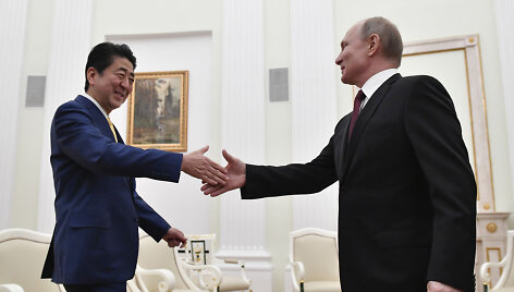 Shinzo Abe ir Vladimiras Putinas Kremliuje