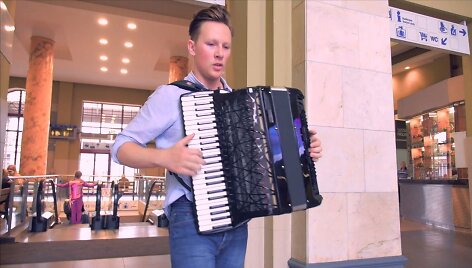 Martynas Levickis Vilniaus geležinkelio stotį pavertė koncertų sale