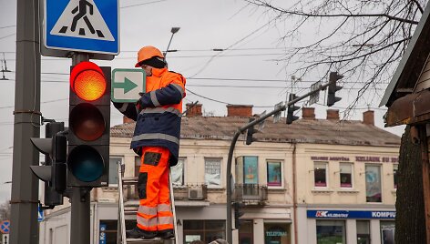 Į judriausias Kauno sankryžas grįžta lentelės su žaliomis rodyklėmis