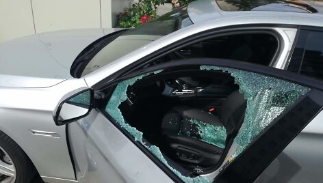 Vagys automobilius paliko be vairų.