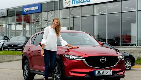 Airinė Pal&scaron;ytė važinės &bdquo;Mazda CX-5&ldquo; automobiliu.