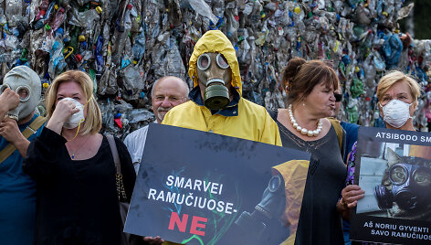 Dėl sklindančio kvapo Ramučių gyventojai susirinko į protestą