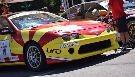 Komandos &bdquo;Medinis ratlankis&ldquo; automobilis &bdquo;Honda Integra&ldquo;
