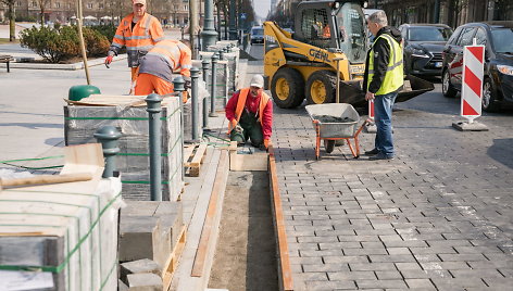 Klojamos naujos trinkelės dviračių take Vilniaus Gedimino pr. 