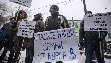 Paskolas JAV doleriais turinčių žmonių protestas prie Rusijos centrinio banko Maskvoje
