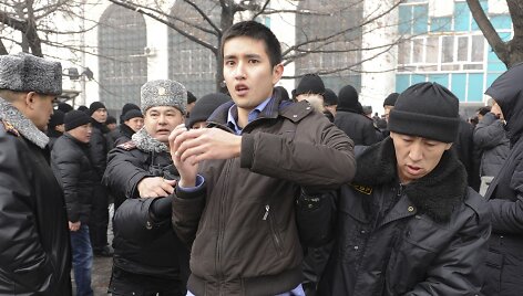 Neramumai Kazachstane dėl tengė devalvacijos
