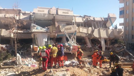Lietuvos tarptautinės pagalbos teikimo komanda su kitų šalių gelbėtojais atlieka paieškos ir gelbėjimo darbus Adijamano mieste Turkijoje