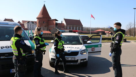 Patruliavimą mieste vykdantys Kauno policijos pareigūnai