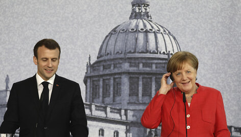 Emmanuelis Macronas Berlyne su Angela Merkel