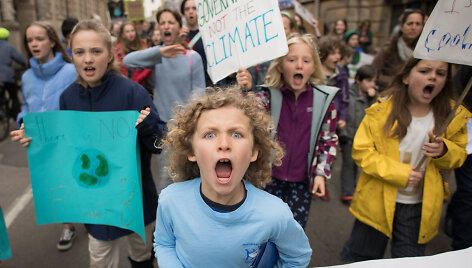 Protestuotojai prie&scaron; klimato kaitą blokavo kelius Londone
