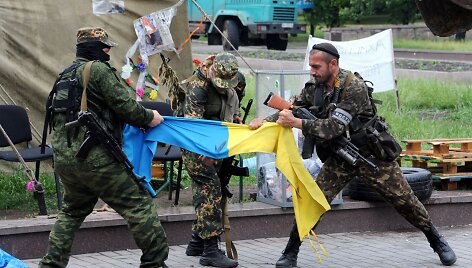 Prorusi&scaron;ki teroristai plė&scaron;o Ukrainos vėliavą Donecke